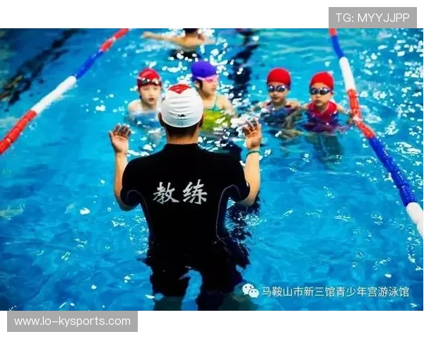 游泳馆加强青少年泳池课程的师资培训与资格认定，游泳池培训班